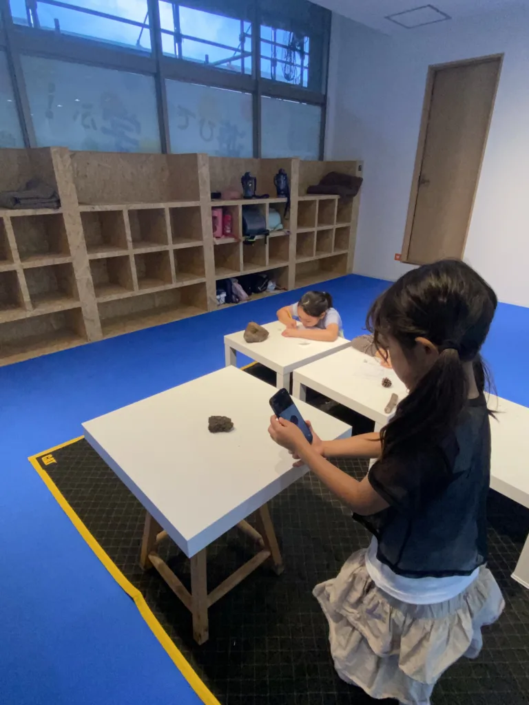 石をデジタルスキャンする子ども