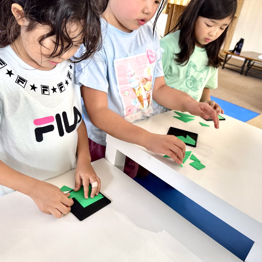 3Dプリンタで作成したタングラムと児童