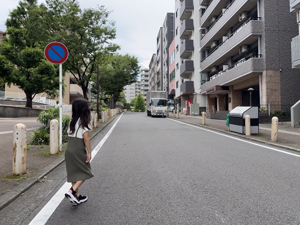 車道を渡る児童