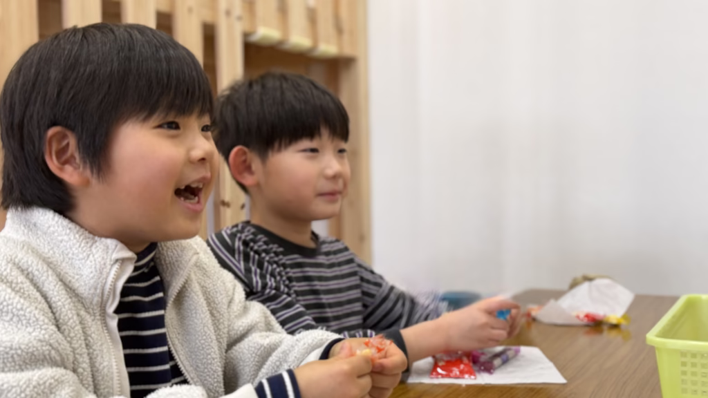 おやつの時間の児童