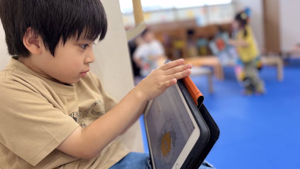 iPadでの宿題をする児童