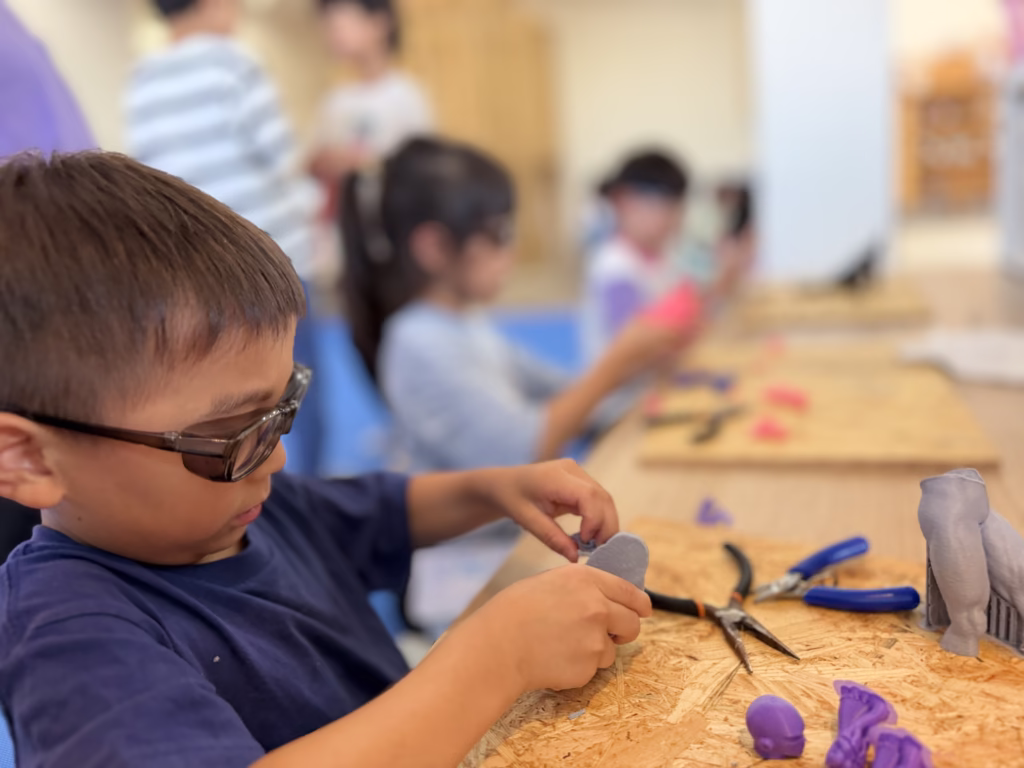 保護メガネをつけて、細かい作業に集中
