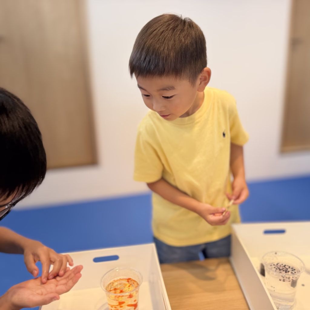 手のひらにのせて、感触をたしかめる