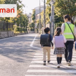 クラフトマンのお迎えオプションで、スタッフが小学生を徒歩で安全に引率する様子